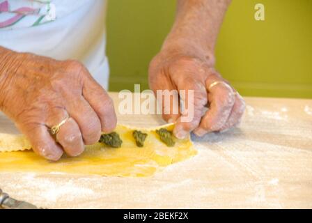 Vorbereitung eines typischen Langhe: Pasta Agnolotti Stockfoto