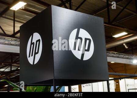 RIGA, LETTLAND. Oktober 2019. Logo der Firma HP. HP ist ein multinationales amerikanisches IT-Unternehmen. Stockfoto