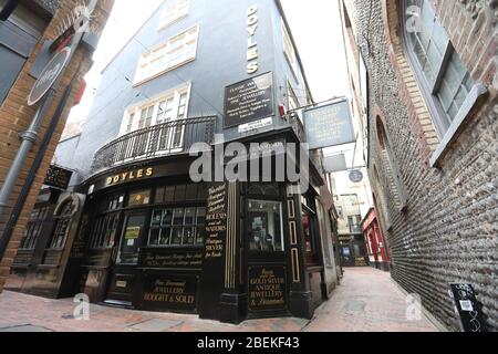 Brighton, Großbritannien. April 2020. Die Gassen in Brighton bleiben am 30. Tag der Lockdown in Großbritannien sehr ruhig. Quelle: James Boardman/Alamy Live News Stockfoto