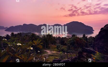 Schönen lila Sonnenuntergang an der Insel Koh Phi Phi in der Provinz Krabi, Thailand Stockfoto
