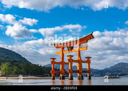 Das schwimmende orange-rote Grand O-Torii Tor steht am Strand der Miyajima Island Bay bei Ebbe vor dem Itsukushima Schrein an sonnigen Tagen. Hiroshima Stockfoto