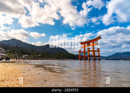 Das schwimmende orange-rote Grand O-Torii Tor steht am Strand der Miyajima Island Bay bei Ebbe vor dem Itsukushima Schrein an sonnigen Tagen. Hiroshima Stockfoto