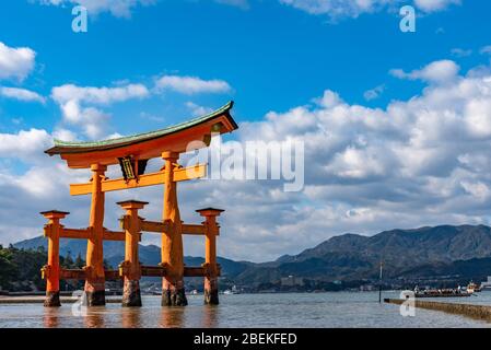 Das schwimmende orange-rote Grand O-Torii Tor steht am Strand der Miyajima Island Bay bei Ebbe vor dem Itsukushima Schrein an sonnigen Tagen. Hiroshima Stockfoto