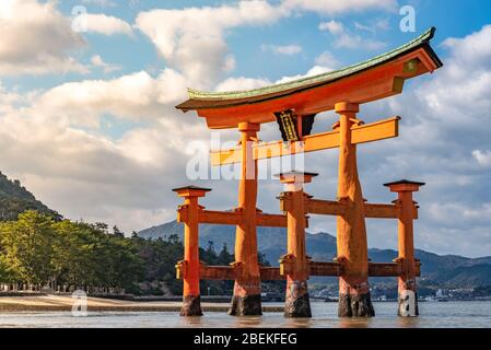 Das schwimmende orange-rote Grand O-Torii Tor steht am Strand der Miyajima Island Bay bei Ebbe vor dem Itsukushima Schrein an sonnigen Tagen. Hiroshima Stockfoto
