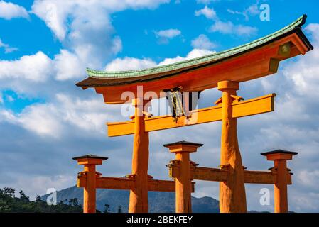 Das schwimmende orange-rote Grand O-Torii Tor steht am Strand der Miyajima Island Bay bei Ebbe vor dem Itsukushima Schrein an sonnigen Tagen. Hiroshima Stockfoto