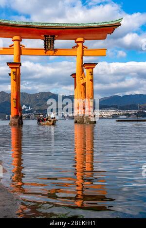 Das schwimmende orange-rote Grand O-Torii Tor steht am Strand der Miyajima Island Bay bei Ebbe vor dem Itsukushima Schrein an sonnigen Tagen. Hiroshima Stockfoto