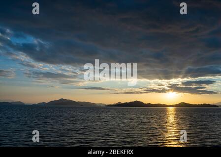 Sonnenuntergang in der Seto-Binnenmeer, Japan. Goldene Reflexion auf der Meeresoberfläche Stockfoto