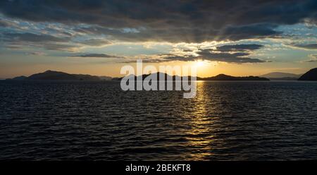 Sonnenuntergang in der Seto-Binnenmeer, Japan. Goldene Reflexion auf der Meeresoberfläche Stockfoto