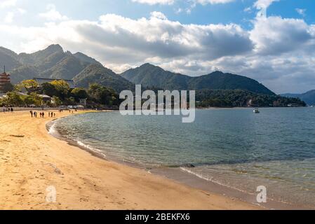 Das schwimmende orange-rote Grand O-Torii Tor steht am Strand der Miyajima Island Bay bei Ebbe vor dem Itsukushima Schrein an sonnigen Tagen. Hiroshima Stockfoto