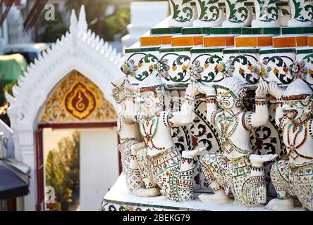 Stein Statue von mythologischen Kreaturen der buddhistischen Tempel Wat Arun, Bangkok, Thailand Stockfoto