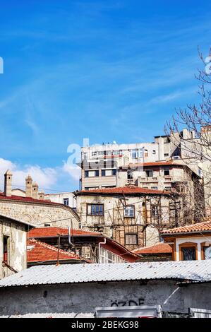 Moderne und traditionelle Siedlungshäuser oder Gebäude im Ulus-Viertel von Ankara, Türkei. Stockfoto