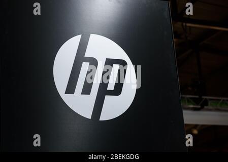 RIGA, LETTLAND. Oktober 2019. Logo der Firma HP. HP ist ein multinationales amerikanisches IT-Unternehmen. Stockfoto