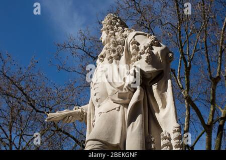 Statue von Sir Hans Sloane, 1. Baronet, PRS FRS am Duke of York Square, nahe Sloane Square, Kensington, London, UK; Skulptur von Simon Smith, 2005 Stockfoto