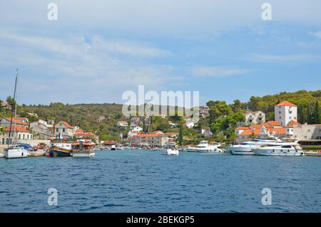 Panoramablick auf das Dorf Solta Maslinica in Kroatien Stockfoto