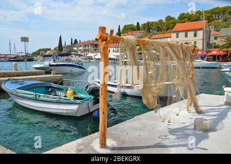 Panoramablick auf das Dorf Solta Maslinica in Kroatien Stockfoto