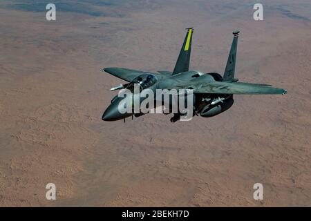 Ein Kampfflugzeug der US Air Force F-15E Strike Eagle, das dem 494. Expeditional Fighter Squadron zugewiesen ist, fliegt über der irakischen Wüste am 15. Januar 2020 in der Nähe der Al Dhafra Air Base im Irak. Stockfoto