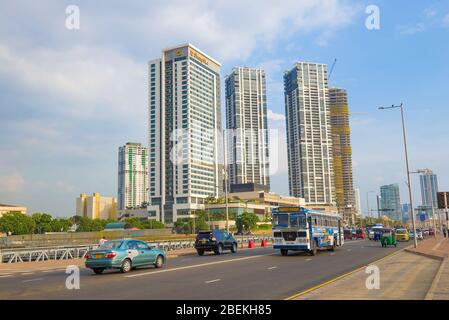 COLOMBO, SRI LANKA - 21. FEBRUAR 2020: Blick auf moderne Hochhäuser an einem sonnigen Tag Stockfoto
