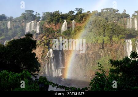 Regenbogen über Iguacu Wasserfällen, Brasilien, Südamerika Stockfoto