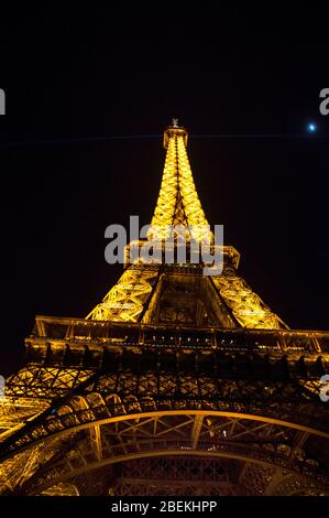 Der Eiffelturm wird von innen beleuchtet und hebt die metallische Struktur des Denkmals in Paris hervor. Stockfoto