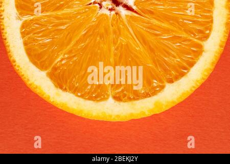 Orangefarbenes Stück auf orangefarbenem Hintergrund mit Kopierbereich. Draufsicht. Stockfoto