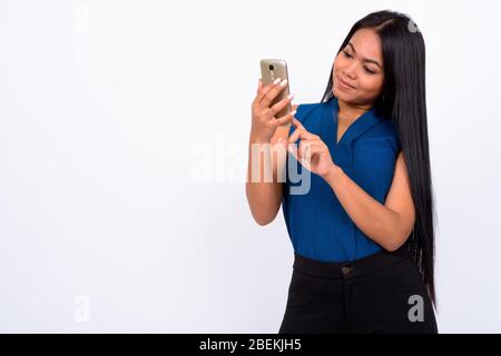 Porträt der jungen asiatischen Geschäftsfrau mit Telefon