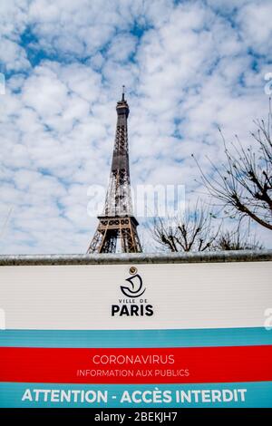 Paris, Frankreich. April 2020. Blick auf den Eiffelturm während der Coronavirus-Pandemie.das französische Gesundheitsministerium verzeichnete insgesamt 129,654 Infektionen, 13,832 Todesfälle und 26,391 erholte sich seit Beginn des Ausbruchs. Quelle: SOPA Images Limited/Alamy Live News Stockfoto