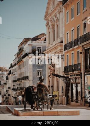 Largo do Chiado, Café A Brasileira, leere Straße wegen des Ausnahmezustands bei einer Coronavirus-Pandemie, im Zentrum von Lissabon, April 2020 Stockfoto