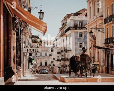 Largo do Chiado, Café A Brasileira, leere Straße wegen des Ausnahmezustands bei einer Coronavirus-Pandemie, im Zentrum von Lissabon, April 2020 Stockfoto