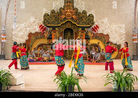 Horizontale Ansicht der traditionellen Tänzer in Bali, Indonesien. Stockfoto