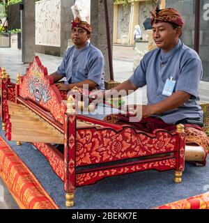 Quadratische Ansicht von Musikern, die traditionelle Bambus-Xylophone in Bali, Indonesien spielen. Stockfoto