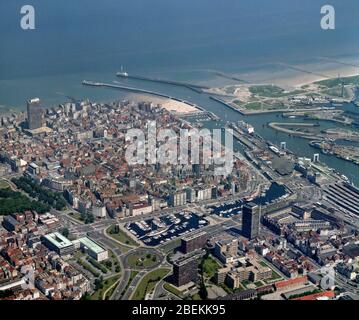 Belgien, Ostende, 14. - 1986. Juni: Historische Luftaufnahme der Stadt Oostende, einer Küstenstadt und Gemeinde, in der Provinz West FL Stockfoto