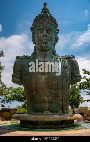 Vertikale Ansicht der riesigen Vishnu-Statue im Garuda Wisnu Kencana Cultural Park in Bali, Indonesien. Stockfoto