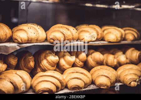 Köstliche Croissants auf der Schaufenster des Backhauses Stockfoto