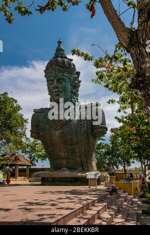 Vertikale Ansicht der riesigen Vishnu-Statue im Garuda Wisnu Kencana Cultural Park in Bali, Indonesien. Stockfoto