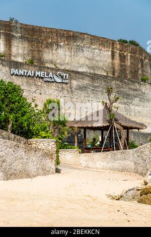 Vertikale Ansicht des Melasti Strandschildes auf der Klippe im Süden von Bali, Indonesien. Stockfoto