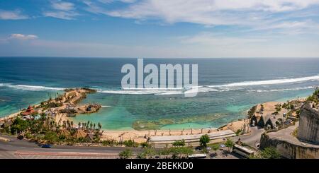 Horizontaler Panoramablick auf den Melasti Strand im Süden von Bali, Indonesien. Stockfoto