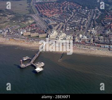 Scheveningen, Den Haag, Holland, 08. - 1988. August: Historische Luftaufnahme des Pier und des Kurhauses in der Nähe des Strandes in Den Haag, Scheveningen Stockfoto