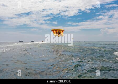 Horizontale Ansicht einer fliegenden Fischfahrt, die in Bali, Indonesien, abfliegt. Stockfoto