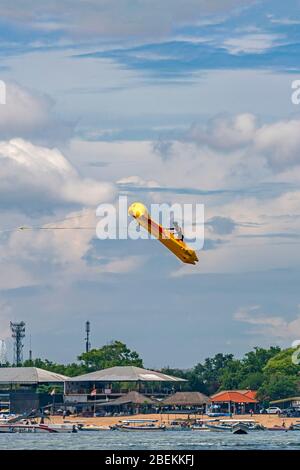 Vertikale Ansicht einer fliegenden Fischfahrt, die in Bali, Indonesien, abfliegt. Stockfoto