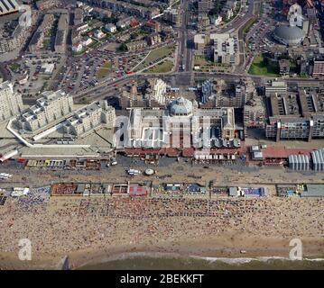 Scheveningen,Den Haag, Holland, August 08 - 1975: Historische Luftaufnahme des Hotels Kurhaus und des überfüllten Strandes von Scheveningen Stockfoto