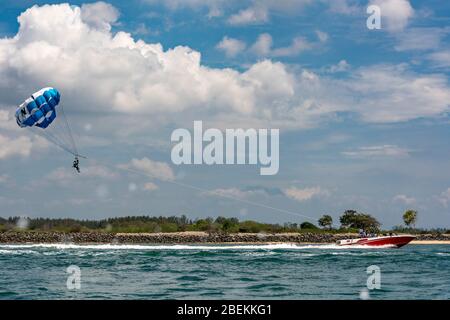 Horizontale Ansicht von Parasailing in Bali, Indonesien. Stockfoto