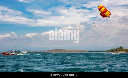 Horizontale Ansicht von Parasailing in Bali, Indonesien. Stockfoto