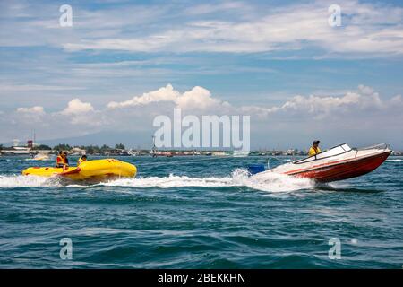 Horizontale Ansicht von Touristen auf einer Donut-Fahrt in Bali, Indonesien. Stockfoto