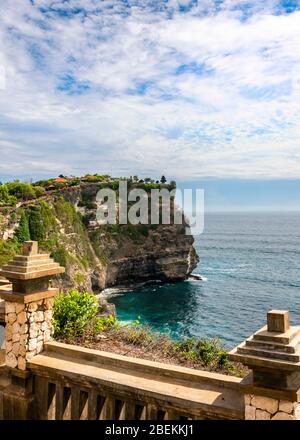 Vertikale Ansicht des Uluwatu Tempels in Bali, Indonesien. Stockfoto