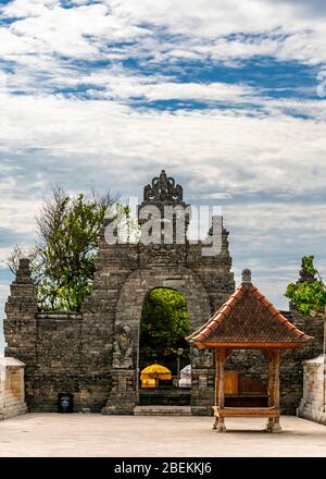 Vertikale Ansicht des Eingangs zum Uluwatu Tempel in Bali, Indonesien. Stockfoto