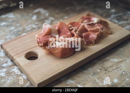 Spanischer Prosciutto auf Holzbrett Stockfoto