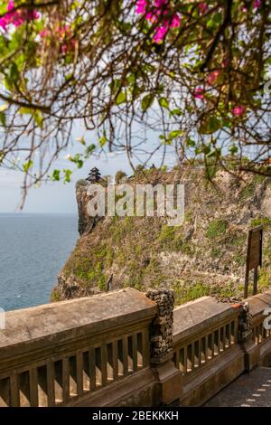 Vertikale Ansicht des Uluwatu Tempels in Bali, Indonesien. Stockfoto