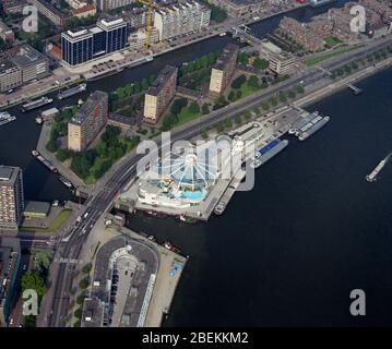 Rotterdam, Holland, 8. - 1988. August: Historische Luftaufnahme des subtropischen Tropicana-Resorts an der Oosterkade nahe dem Fluss Nieuwe Maas Stockfoto