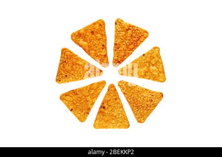 Nachos oder Nacho Chips in einer runden Form auf isoliertem weißem Hintergrund entworfen. Konzept für die Snack-Zeit. Stockfoto