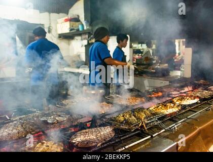 Horizontaler Blick auf einen riesigen Grill in einem Fischrestaurant in Bali, Indonesien. Stockfoto